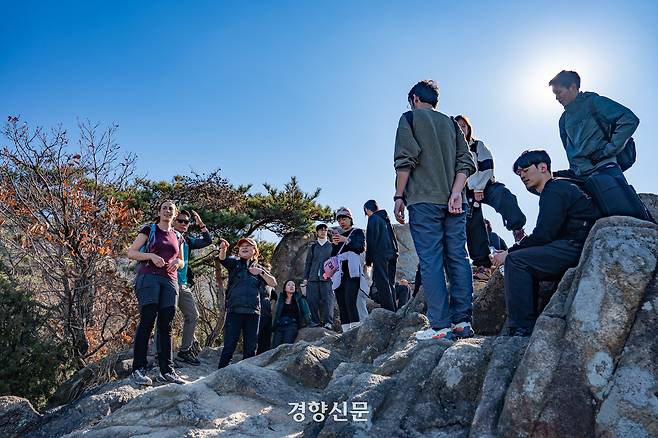 서울등산관광센터는 북한산,북악산, 관악산에서 등산화와 스틱, 아이젠, 배낭 등 기본 장비를 합리적 비용으로 빌려주고, 가이드가 이끄는 무료 산행 프로그램을 운영한다. 서울관광재단 제공