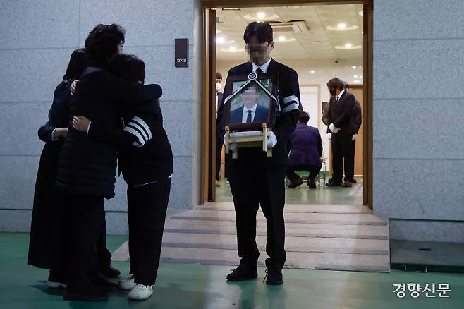 대전 안전공업 화재 참사 희생자 영결식이 열린 25일 대전 충남대학교병원 장례식장에서 유족이 고인을 배웅하며 오열하고 있다. 대전|문재원 기자