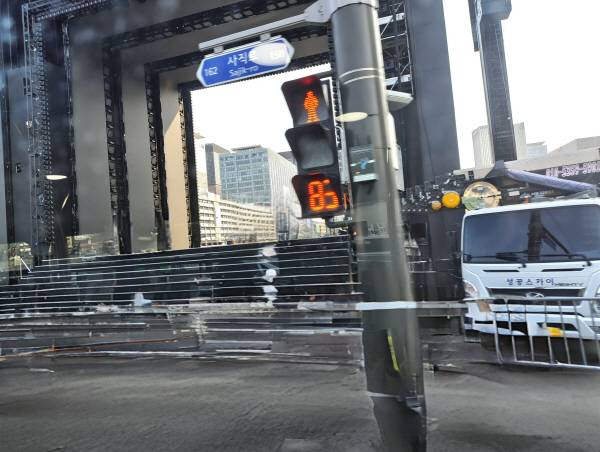 낫싱 폰(4a) 후면 카메라로 촬영한 광화문 광장을 낫싱 자체 AI를 이용해 보행자 전체를 지웠다. 흔적이 약간 남았다. 정옥재 기자