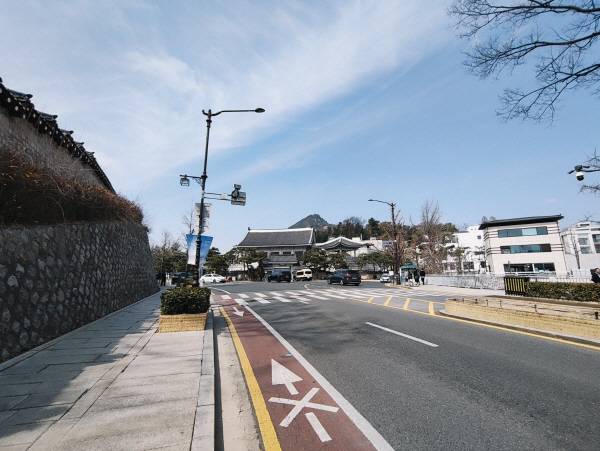 낫싱 폰(4a) 후면 카메라 0.6배 줌으로 청와대 춘추문을 촬영했다. 타사 제품보다 화각이 매우 넓다. 정옥재 기자