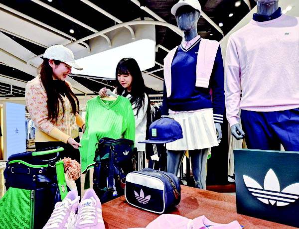 27일부터 백화점 3사가 일제히 봄세일에 돌입하는 가운데 25일 롯데백화점 부산본점 4층 아디다스 골프 매장이 화사한 봄 라운딩 룩으로 단장했다.  롯데백화점 제공