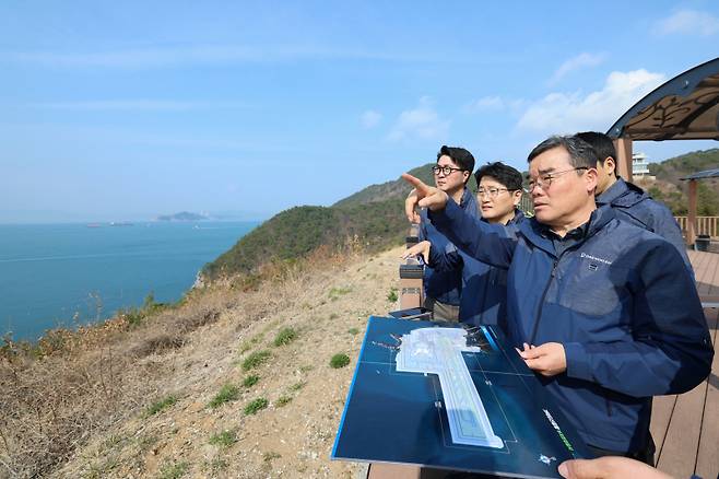 대우건설 김보현 대표이사(오른쪽 첫 번째)가 가덕도를 방문하여 공사 예정지 주변 상황을 살피고 있다. 대우건설