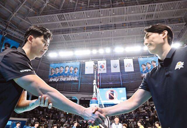 지난달 28일 맞대결을 마친 뒤 악수하는 박철우(왼쪽) 우리카드 감독대행과 하현용 KB손해보험 감독대행. 한국배구연맹 제공