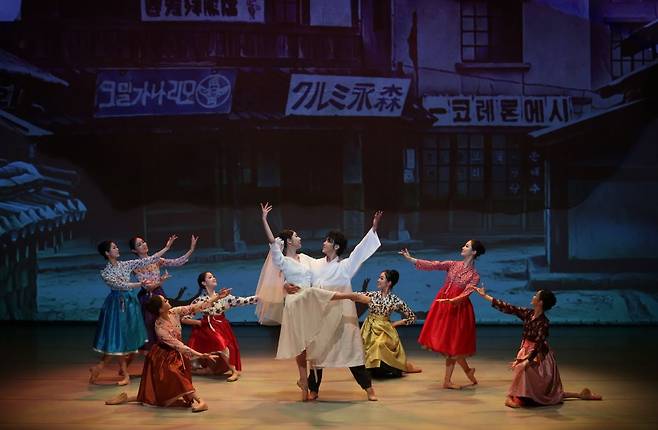지우영이 안무한 댄스시어터샤하르의 창작발레 ‘소월의 꿈’.     (c)댄스시어터샤하르
