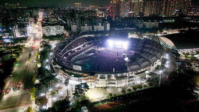 공연이 진행되고 있는 고양종합운동장 전경. 고양시 제공