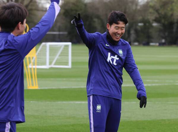 코트디부아르전을 앞둔 한국 축구 국가대표팀의 손흥민이 팀동료와 24일(현지시간) 영국 런던 북서쪽 밀턴킨스에서 훈련하고 있다. 연합뉴스