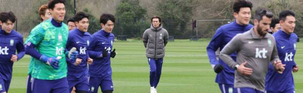 홍명보 한국 축구 국가대표팀 감독이 코트디부아르전을 앞두고 24일(현지시간) 영국 런던 북서쪽 밀턴킨스에서 팀 훈련을 하며 생각에 잠겨 있다. 연합뉴스