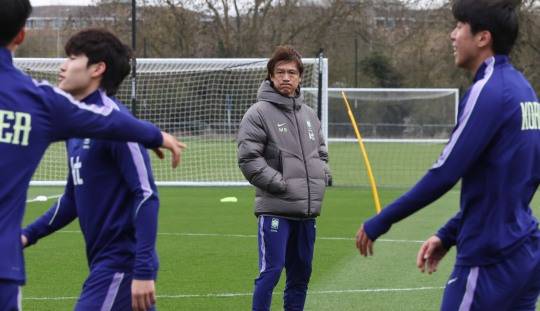 훈련 지켜보는 홍명보 감독. 사진(밀턴킨스[영국]=연합뉴스)