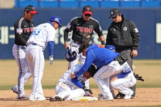 견제구에 맞아 코뼈가 부러진 삼성 이성규(가운데). 사진[연합뉴스]
