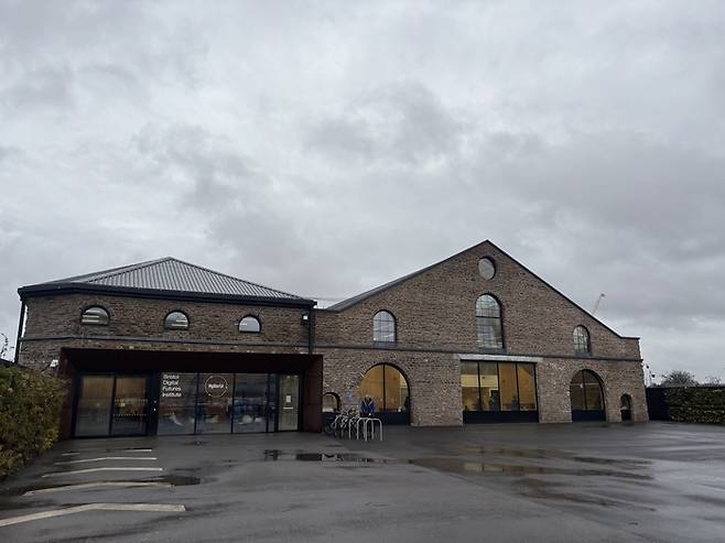 영국 브리스틀 템플 쿼터(Temple Quarter) 중심부에 위치한 ‘브리스틀 디지털 퓨처스 연구소(Bristol Digital Futures Institute, BDFI)’ 전경.