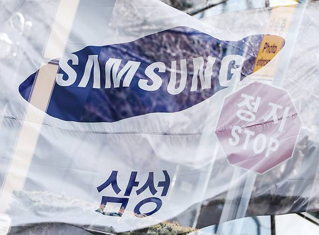 18일 삼성전자 노조 2개 단체(초기업노동조합 삼성전자지부노조·전국삼성전자노조)에 따르면 이날 전체 조합원을 대상으로 파업 찬반투표를 실시한 결과, 93.1%가 쟁의행위에 찬성했다고 밝혔다. 투표에는 재적 조합원 약 9만 명 중 73.5%인 6만6019명이 참여했다. 사진은 이날 오후 서울 서초구 삼성전자 사옥 모습.[뉴스1]