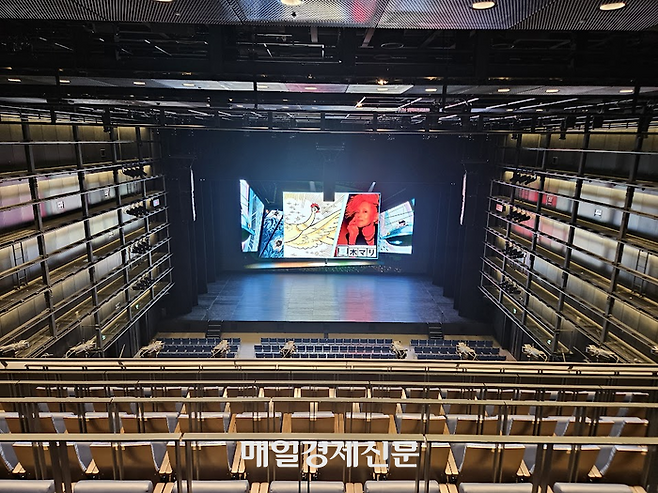 몬 다카나와의 공연장 박스100에서 내달 22일부터 한 달간 진행되는 ‘불새:망가로그’ 상영 모습. [도쿄 이승훈 특파원]