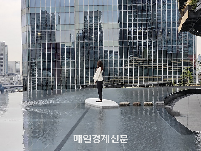 물에 떠 있는 듯한 느낌을 주는 몬 다카나와 6층의 ‘달 전망대’ [도쿄 이승훈 특파원]