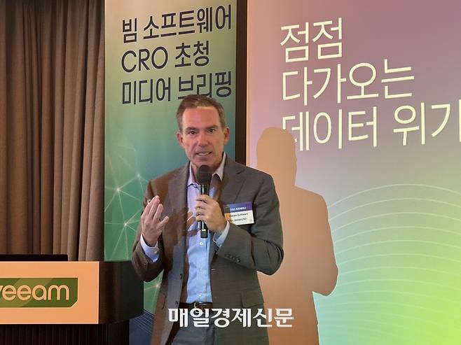 존 제스터 빔 소프트웨어 최고수익책임자(CRO)가 25일 서울 강남구 조선 팰리스에서 기자간담회를 열고 AI 시대의 데이터 관리 중요성에 대해 설명하고 있다. [사진 = 정호준 기자]