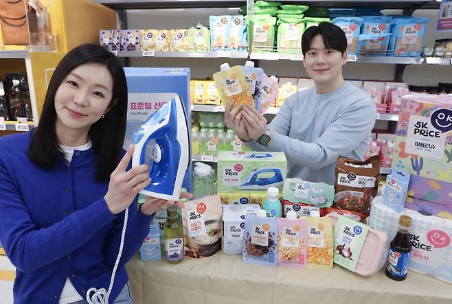 이마트·에브리데이가 '오케이 프라이스(5K PRICE)' 상품 127종을 추가로 선보인다고 최근 밝혔다. 모델들이 '오케이 프라이스(5K PRICE)' 상품을 소개하고 있다.  이마트
