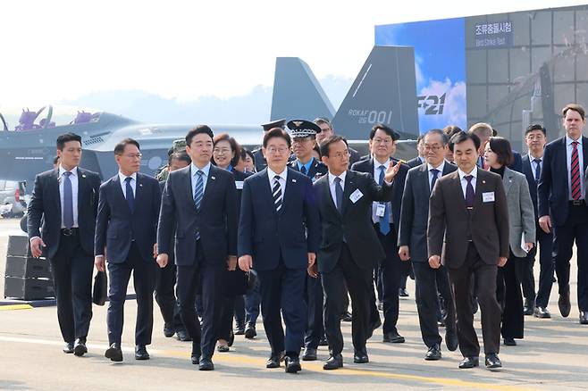 이재명 대통령이 25일 경남 사천 한국항공우주산업(KAI)에서 KF-21 양산 1호기 출고식 후 생산시설 시찰을 위해 이동하고 있다.20260324 청와대사진기자단 김호영기자