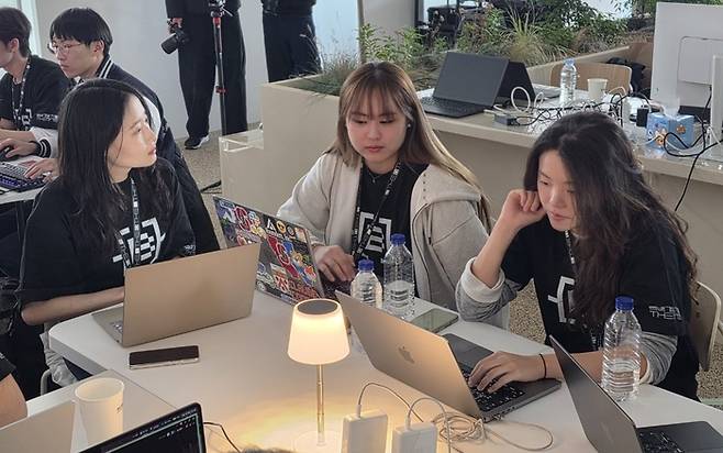 8년차 개발자인 용혜림 씨가 팀원들과 함께 ‘쓰레기 판별기’를 만들기 위한 개발을 진행하고 있다. [사진=최원석 기자]