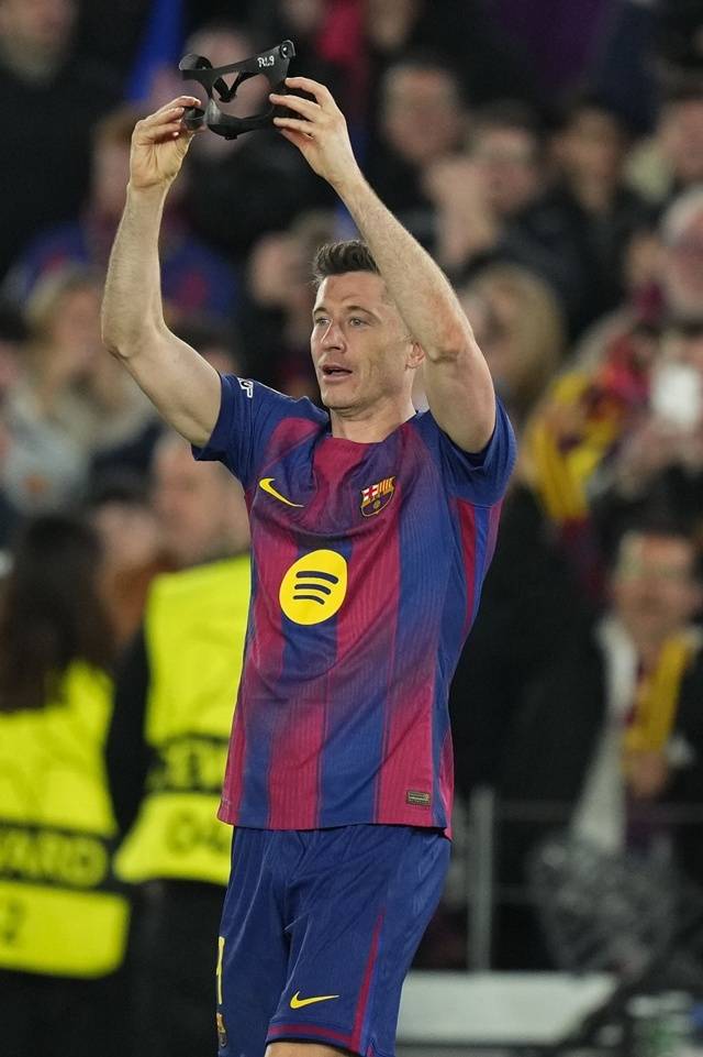 바르셀로나는 올 여름 계약 만료되는 레반도프스키와의 동행을 원하고 있다. 그러나 레반도프스키는 이미 많은 구단의 러브콜을 받고 있으며 최근에는 MLS 이적(시카고 파이어)도 검토 중인 것으로 알려졌다. 사진=EPA=연합뉴스