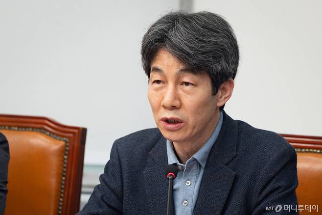 (서울=뉴스1) 유승관 기자 = 윤건영 국회 행정안전위원회 더불어민주당 간사가 17일 서울 여의도 국회에서 열린 검찰개혁 관련 긴급 기자회견에서 발언하고 있다. 2026.3.17/뉴스1  Copyright (C) 뉴스1. All rights reserved. 무단 전재 및 재배포,  AI학습 이용 금지. /사진=(서울=뉴스1) 유승관 기자