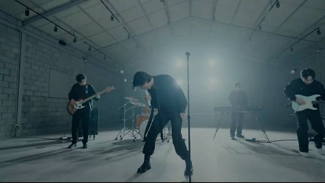 배우 김남길이 단발성 이벤트가 아닌 정식 가수로 데뷔한다. /사진=브라더후드 엔터테인먼트