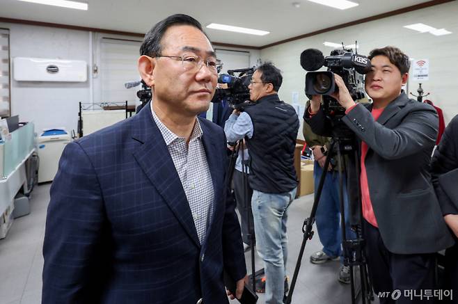 [대구=뉴시스] 이무열 기자 = 주호영 국민의힘 의원이 22일 대구 수성구 국민의힘 대구시당에서 열린 대구 국회의원 연석회의를 마친 뒤 회의실을 나오고 있다. 202603.22. lmy@newsis.com /사진=이무열