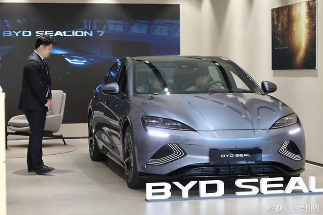 지난 1월 2일 서울 용산구 전기차 브랜드 BYD 매장을 찾은 고객들이 전시된 차량을 둘러보고 있다. /사진=뉴시스