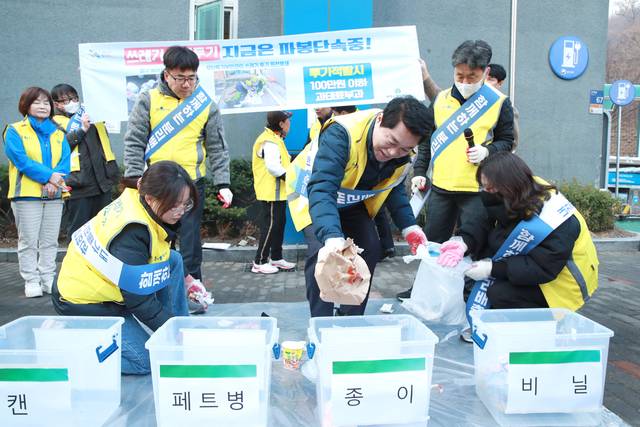 박준희(앞줄 가운데) 서울 관악구청장이 지난 16일 난향동 주민과 함께 파봉 캠페인에 참여하고 있다. 관악구청 제공