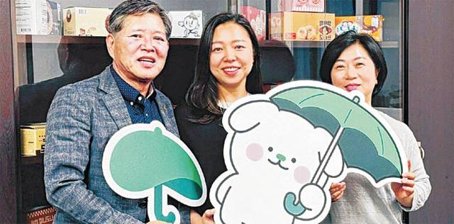 전표원(왼쪽) 씨와 그의 가족.  초록우산 제공