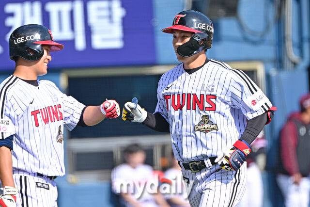 23일 서울 잠실야구장에서 열린 '2026 신한 SOL BANK KBO리그' LG 트윈스와 키움 히어로즈 시범경기.LG 강민균(오른쪽)이 7회말 2에 솔로포를 친 후 그라운드를 뛰고 있다./마이데일리