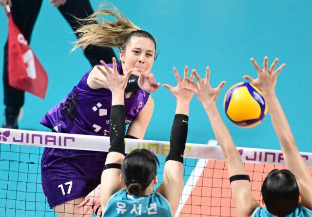 흥국생맹 레베카가 준플레이오프에서 스파이크를 하고 있다 / 한국배구연맹(KOVO)