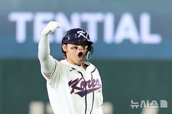 [도쿄=뉴시스] 권창회 기자 = 8일 일본 도쿄돔에서 열린 2026 WBC 조별리그 C조 3차전 한국과 대만의 경기, 8회말 2사 1루 한국 김도영이 1타점 동점 적시타를 친 뒤 포효하고 있다. 2026.03.08. kch0523@newsis.com