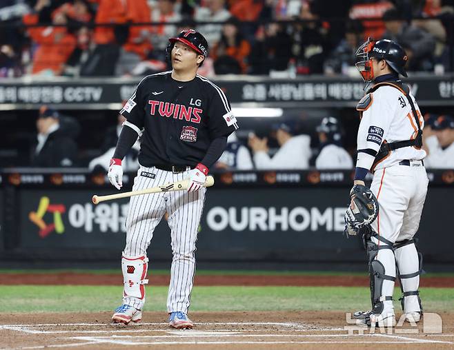 [대전=뉴시스] 조성우 기자 = 30일 대전 중구 한화생명볼파크에서 열린 2025 KBO 한국시리즈 4차전 LG 트윈스와 한화 이글스의 경기, LG 6회초 공격 2사 주자 1루서 문보경이 삼진 아웃 당한 뒤 물러나고 있다. 2025.10.30. xconfind@newsis.com