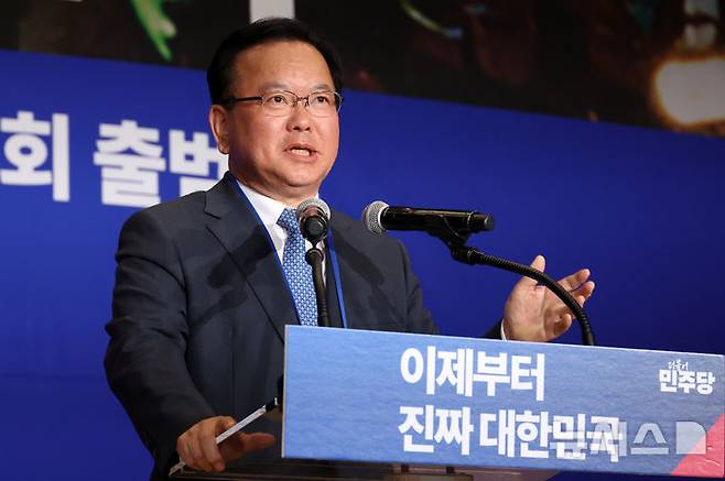 [서울=뉴시스] 조성우 기자 = 지난 2025년 4월30일 오후 서울 여의도 국회 의원회관에서 열린 더불어민주당 제21대 대통령선거 '진짜 대한민국' 중앙선거대책위원회 출범식에서 김부겸 당시 총괄선거대책위원장이 발언하고 있다. 2025.04.30. xconfind@newsis.com
