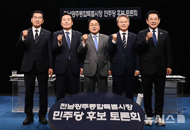 [광주=뉴시스] 이영주 기자 = 25일 광주 서구 KBC광주방송에서 열린 전남광주통합특별시장 민주당 후보 토론회에서 더불어민주당 전남광주통합특별시장 경선 후보들이 기념촬영을 하고 있다. 왼쪽부터 신정훈·주철현·강기정·민형배·김영록 후보. 2026.03.25. leeyj2578@newsis.com