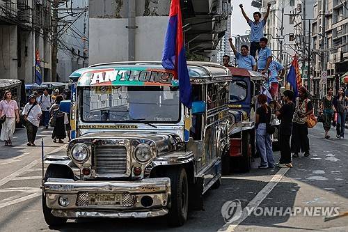 "기름값 올라 못살겠다" 필리핀 지프니 운전사들 시위 [EPA 연합뉴스 자료사진]
