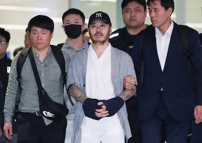 '마약왕'으로 불리던 박왕열씨가 25일 인천국제공항을 통해 국내로 송환되고 있다. 연합뉴스