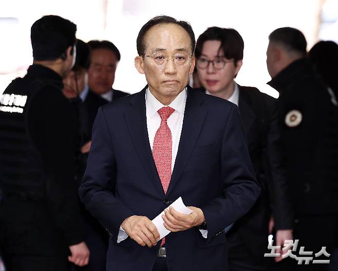 12·3 불법 비상계엄 당시 계엄해제를 방해한 혐의를 받는 추경호 국민의힘 의원이 25일 오후 서울 서초구 서울중앙지방법원에서 열린 내란중요임무종사 첫 공판에 출석하고 있다. 류영주 기자