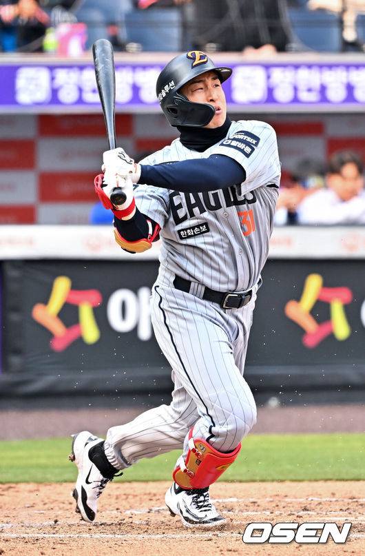 [OSEN=대전, 민경훈 기자] 12일 대전 한화생명볼파크에서 2026 신한 SOL KBO리그 시범경기 한화 이글스와 삼성 라이온즈의 경기가 열렸다.시범경기는&nbsp;오늘(12일)부터&nbsp;오는 24일까지 진행되며, 각 팀이 12경기씩 치러 총 60경기가 펼쳐진다.7회말 2사 대타로 나온 한화 손아섭이 투수 앞 땅볼 타구를 때리고 있다. 2026.03.12 /rumi@osen.co.kr