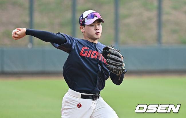 [OSEN=타이난(대만) , 이석우 기자] 프로야구 롯데 자이언츠가 31일(한국시간) 대만 타이난 아시아-태평양 국제야구센터에 스프링캠프를 차리고 구슬땀을 흘렸다.김태형 감독 등&nbsp;코치진과 투수&nbsp;20명,&nbsp;포수&nbsp;5명,&nbsp;내야수&nbsp;9명,&nbsp;외야수&nbsp;7명 등 총&nbsp;41명의 선수단이 1월 20일까지 1차 캠프에서 체력 강화와 기술 훈련을 치른 뒤 21일부터 3월 5일까지 일본 미야자키로 옮겨 2차 캠프에서 구춘리그에 참가해 실전 감각을 점검한다.롯데 박찬형이 수비 훈련을 하고 있다. 2026.01.31 / foto0307@osen.co.kr