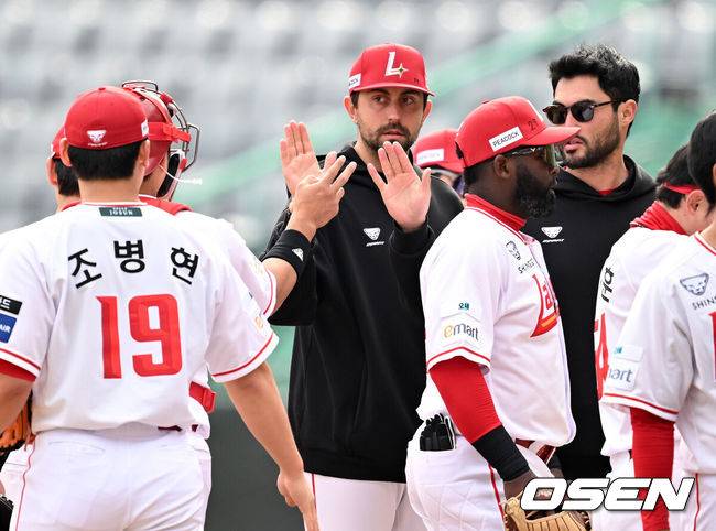 [OSEN=인천, 이대선 기자] 프로야구 SSG 랜더스가 화끈한 홈런쇼를 선보이며 시범경기 최종전을 마무리했다.&nbsp;SSG는 24일 인천 SSG랜더스필드에서 열린 ‘2026 신한은행 SOL Bank KBO리그’ 롯데 자이언츠와의 시범경기 최종전에서 6-3으로 승리했다.&nbsp;경기 종료 후 SSG 베니지아노가 동료들과 승리의 기쁨을 나누고 있다. 2026.03.24 / sunday@osen.co.kr