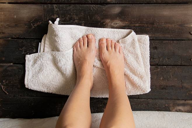 발은 땀샘 밀도가 높은 부위로 밀폐된 신발 환경과 맞물리면 습기가 쉽게 차 세균과 곰팡이가 번식하기 쉬운 조건이 만들어질 수 있어 평소 위생 관리가 중요하다. 게티이미지