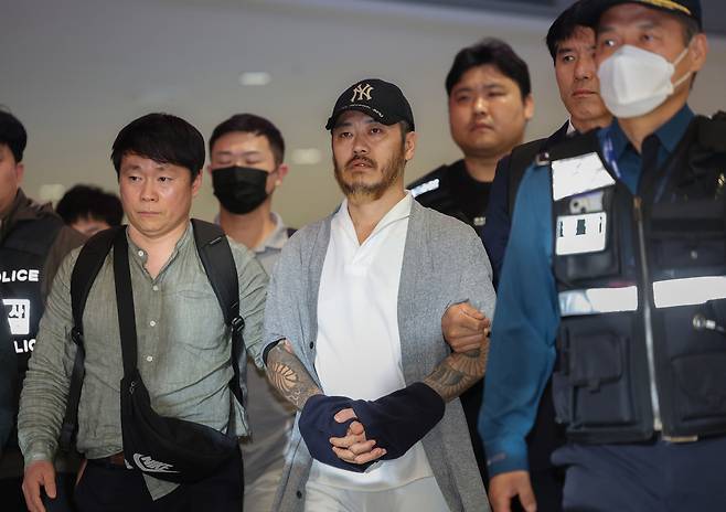 필리핀에서 교민 3명 살해, 탈옥, 국내 마약 유통 등을 일삼으며 '마약왕'으로 불리던 박왕열씨가 25일 인천국제공항을 통해 국내로 송환되고 있다. 연합뉴스