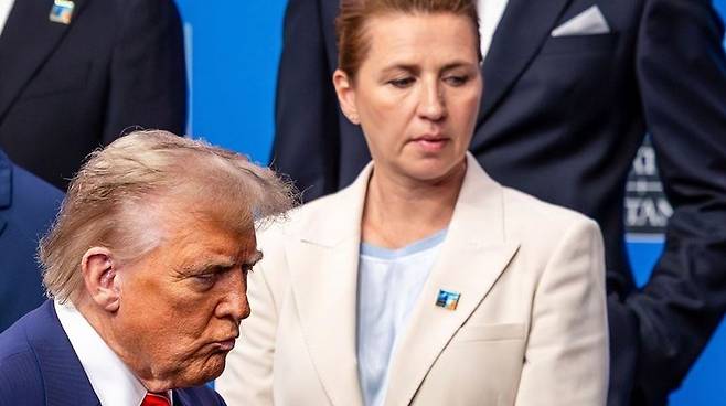 2025년 6월 네덜란드에서 열린 북대서양조약기구(NATO·나토) 정상회의에서 조우한 도널드 트럼프 미국 대통령(왼쪽)과&nbsp;메테 프레데릭센&nbsp;덴마크 총리. 서로 눈을 피하며 어색한 표정을 짓는 등 불편한 기색이 역력하다. AP연합뉴스
