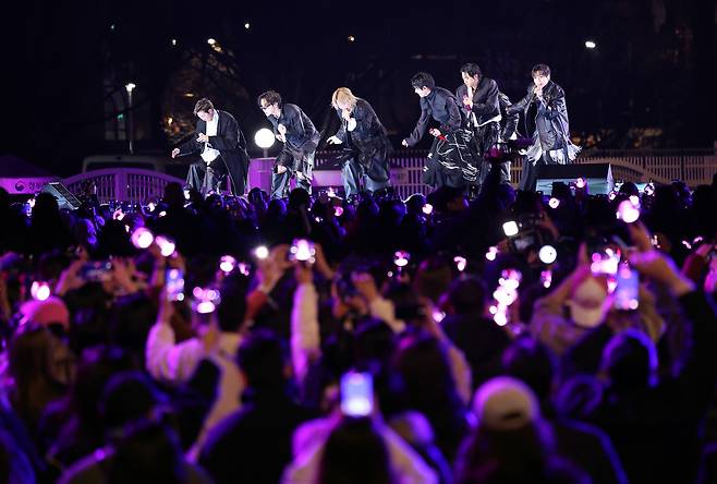 그룹 방탄소년단(BTS)이 지난 21일 서울 광화문 광장에서 컴백 공연 ‘BTS 컴백 라이브: 아리랑(BTS THE COMEBACK LIVE｜ARIRANG)’을 선보이고 있다. 연합뉴스