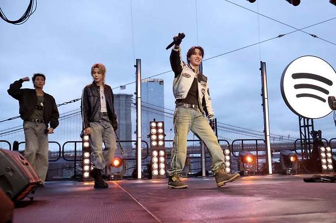 23일(현지시간) 맨해튼 피어17에서 열린 ‘스포티파이×BTS: 스윔사이드’ 행사에 참석한 그룹 방탄소년단(BTS). 스포티파이