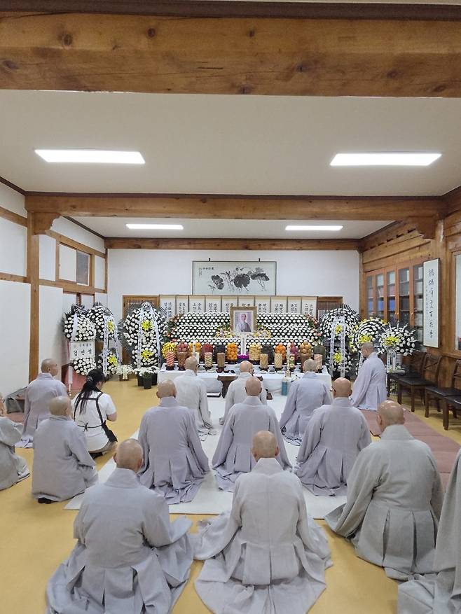 빈소에서 추모의식을 거행하고 있는 각원사 대원(앞줄&nbsp;중앙) 큰스님과 장례위원들.