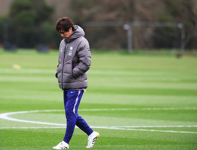 홍명보 축구 국가대표팀 감독이 25일 영국 밀턴킨스 훈련장에서 선수들이 훈련하는 동안 생각에 잠겨 있다.밀턴킨스=연합뉴스
