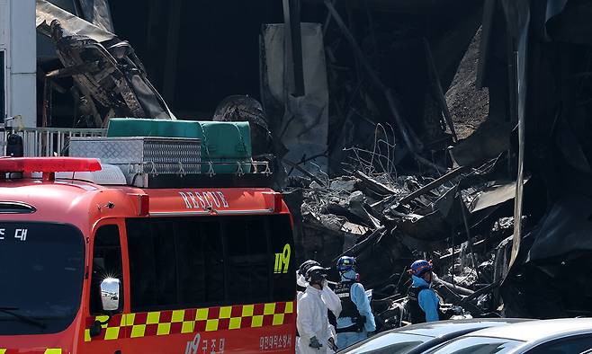 대전 안전공업 화재와 관련해 23일 경찰과 소방, 고용노동부와 국립과학수사원 등 관계 기관이 합동 감식을 하고 있다. 뉴스1