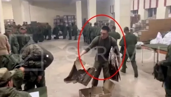 2024년 10월 23일 우크라이나군 소속 전략소통·정보보안센터(SPRAVDI)가 러시아군 장비를 수령하는 북한군의 모습이라며 공개한 영상. SPRAVDI 엑스 계정