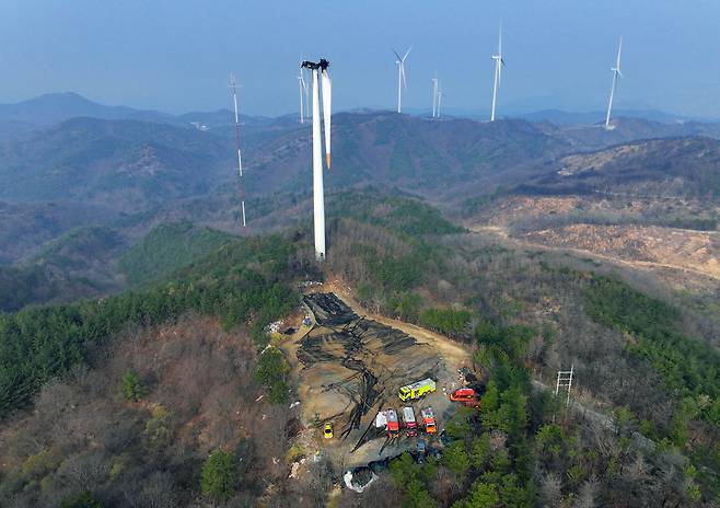 24일 경북 영덕 풍력발전단지 내 한 풍력발전기가 전날 화재로 검게 타버린 가운데 해당 발전기 너머로 멈춰 선 풍력발전기들이 보인다. 연합뉴스